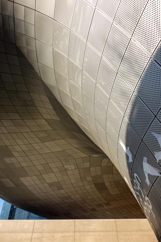 Dongdaemun Design Plaza - Smooth aluminum facade composed by 45000 unique panels