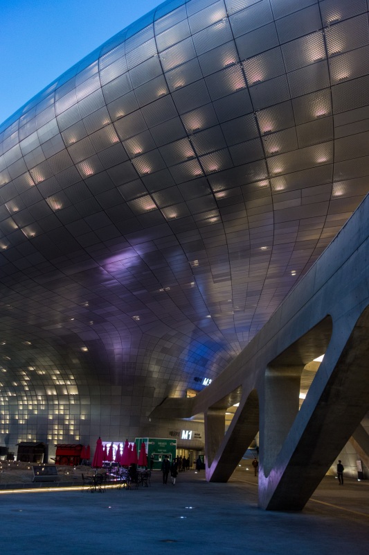 Dongdaemun Design Plaza - Subtle illumination of the building skin