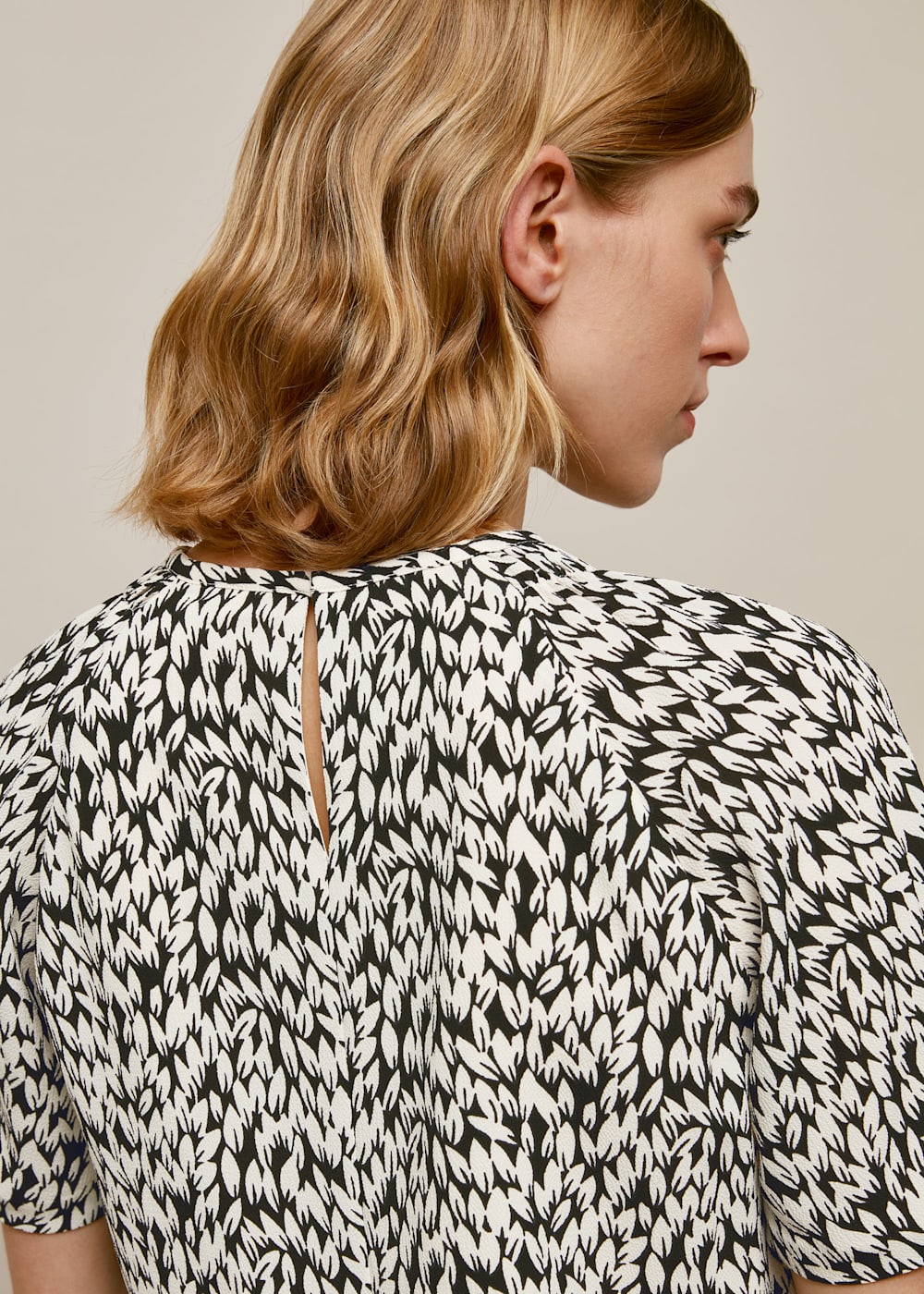 Black and white shell top store