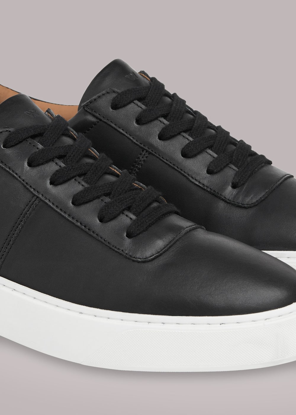 Black trainer white sole discount