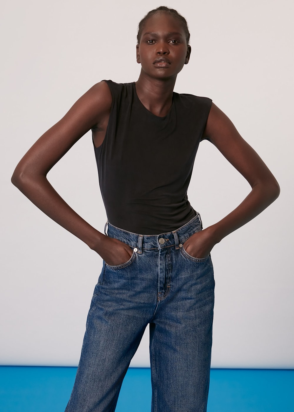 Keyhole cutout top store