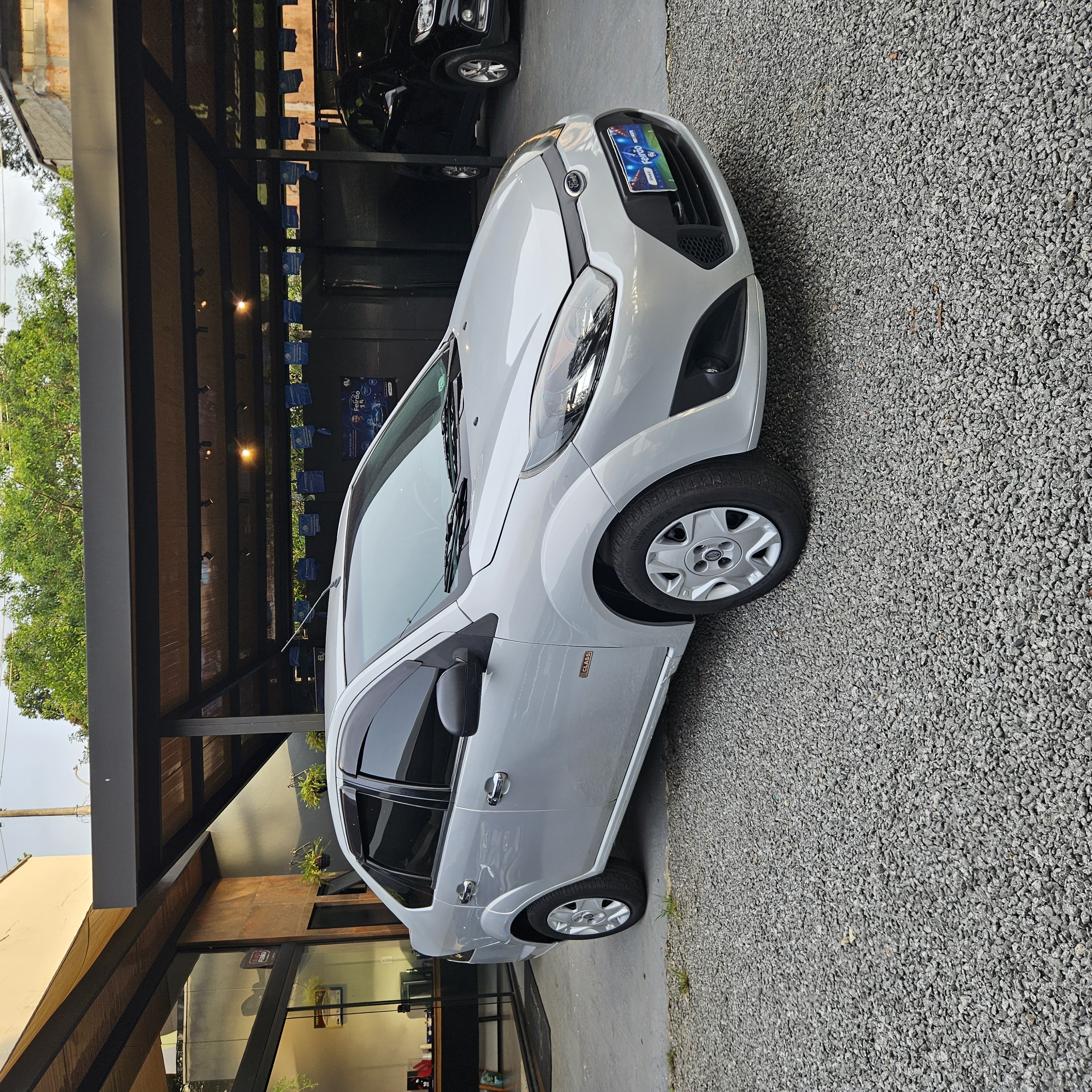 FORD Fiesta Sedan miniatura 3
