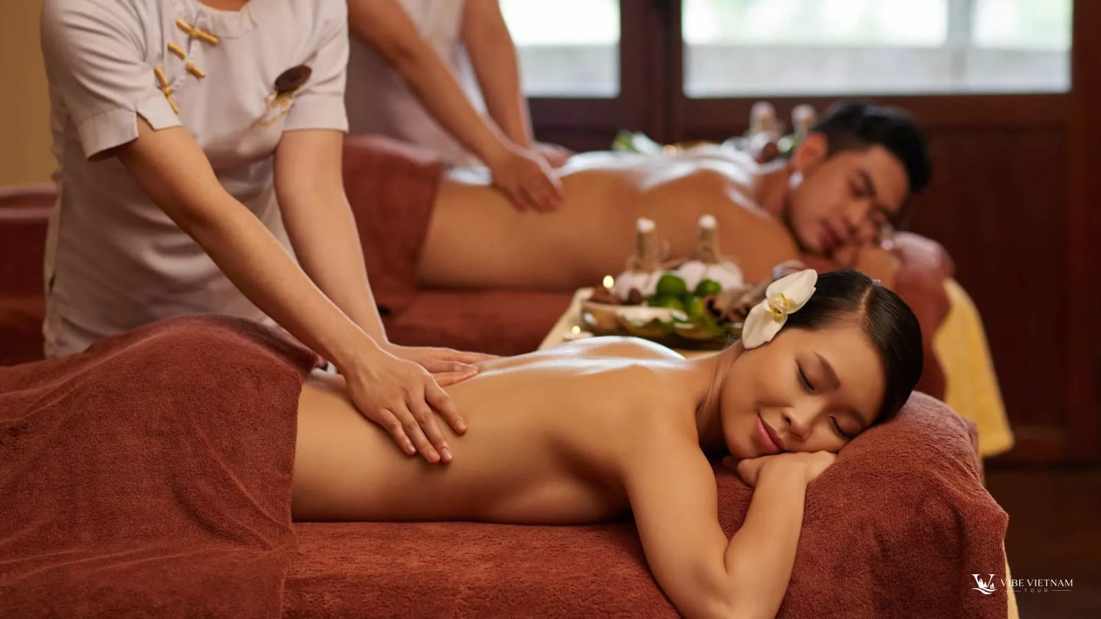 Du khách thư giãn với liệu trình massage trị liệu tại spa resort Đà Lạt