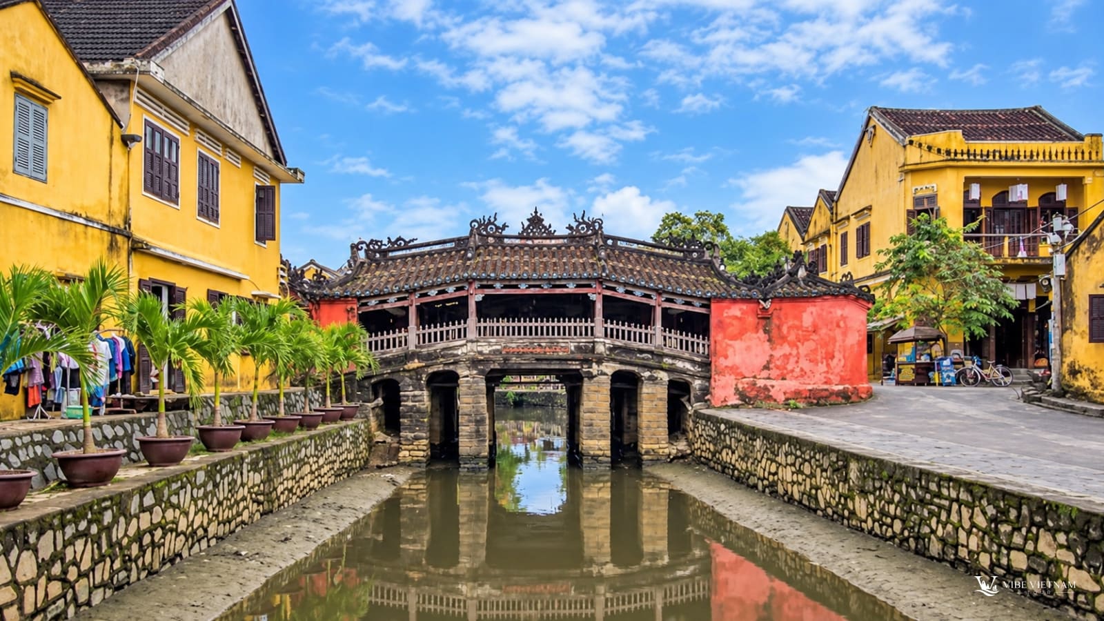 Chùa Cầu Hội An rêu phong soi bóng bên dòng kênh phố cổ