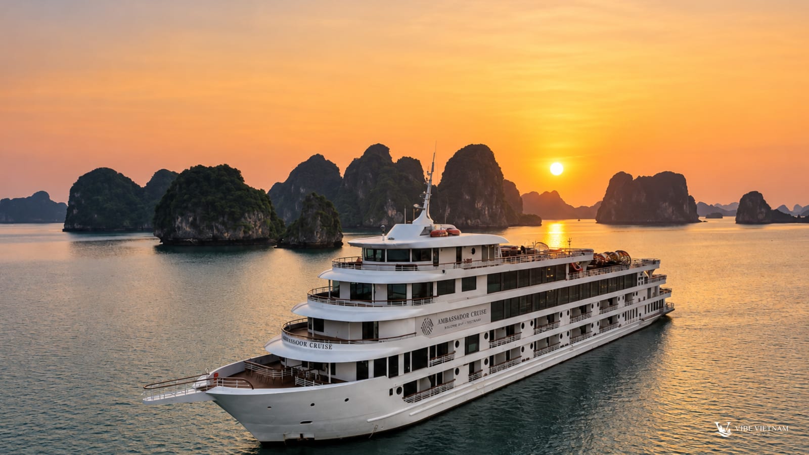 Du thuyền Ambassador Cruise lướt trên vịnh Hạ Long lúc hoàng hôn buông