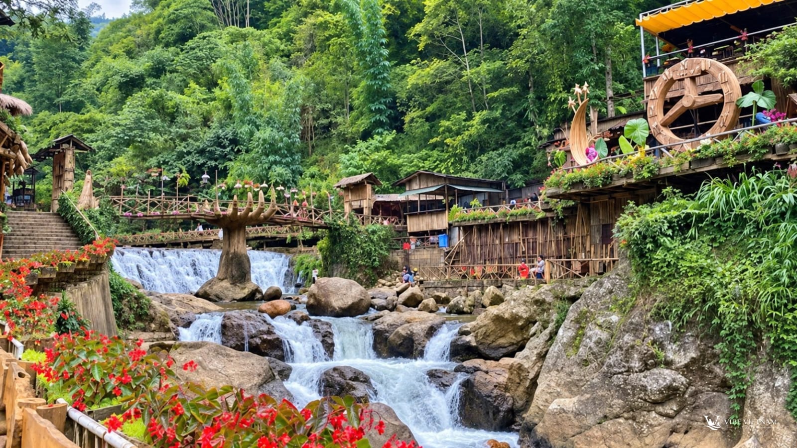 Nhà gỗ, cầu treo và guồng nước bên thác giữa rừng xanh Sapa