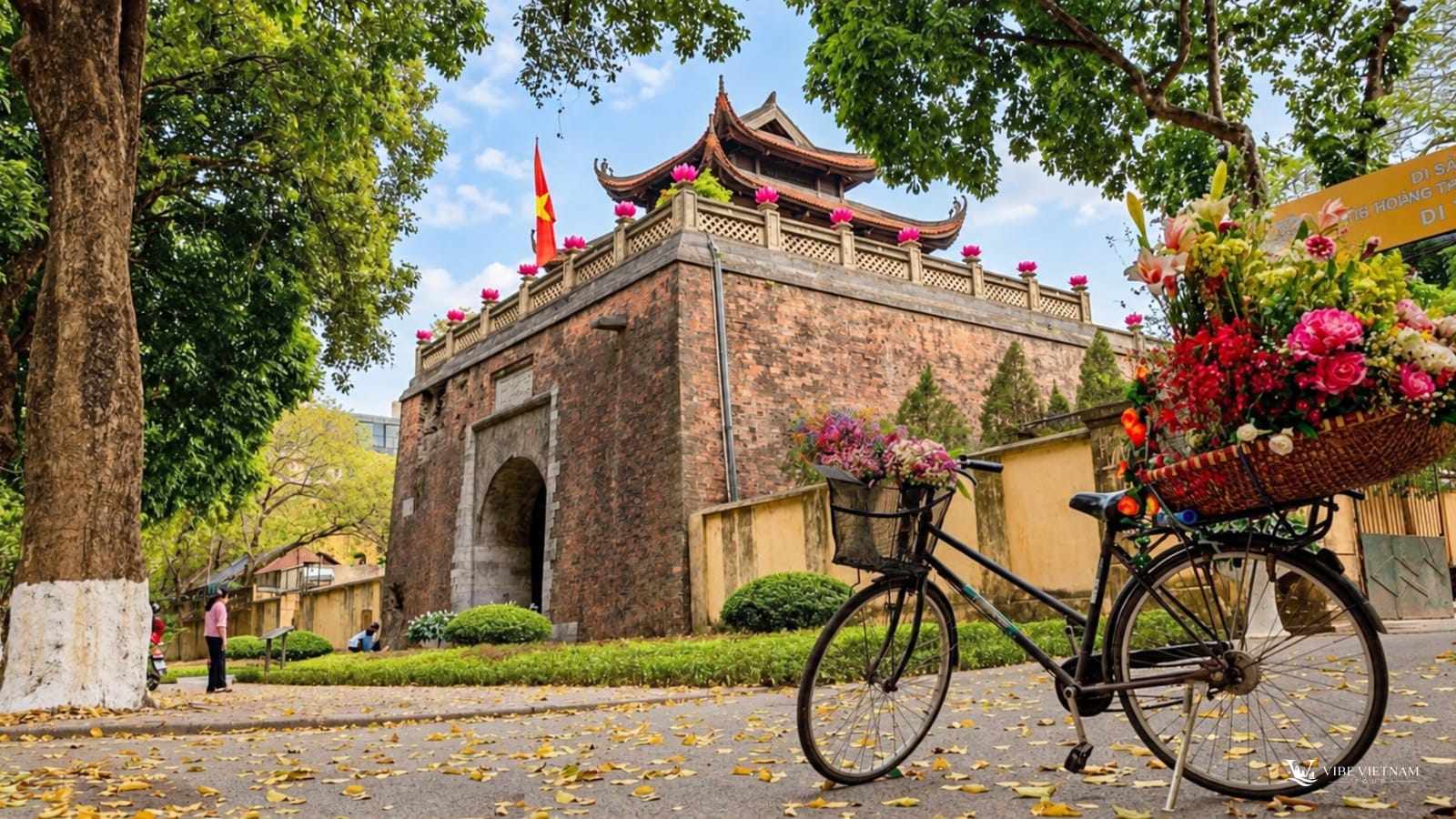 Xe đạp chở đầy hoa trước cổng Cửa Bắc thành cổ Hà Nội