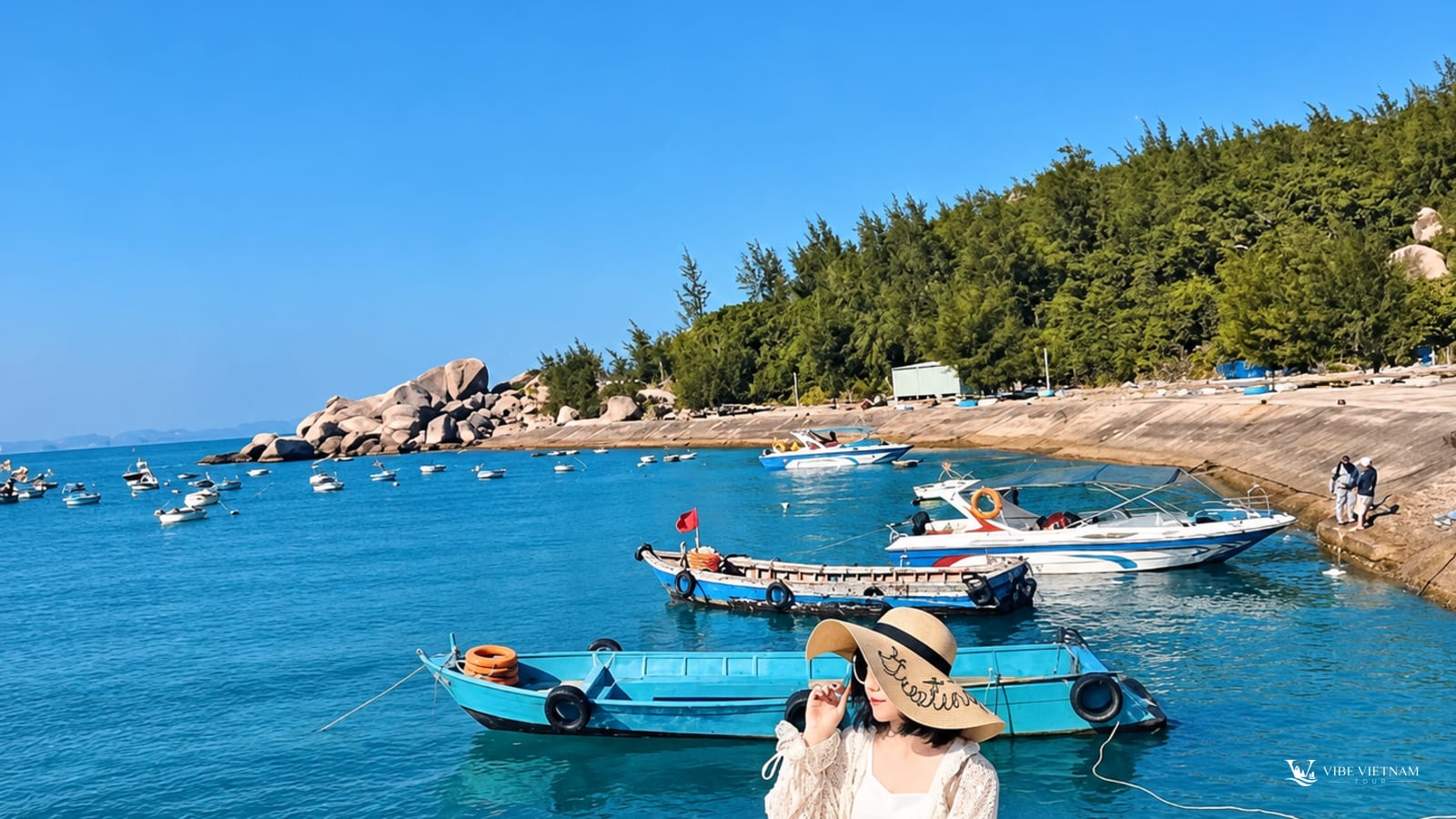 Du khách đội nón rộng vành bên bến thuyền xanh ngọc ở Cù Lao Xanh