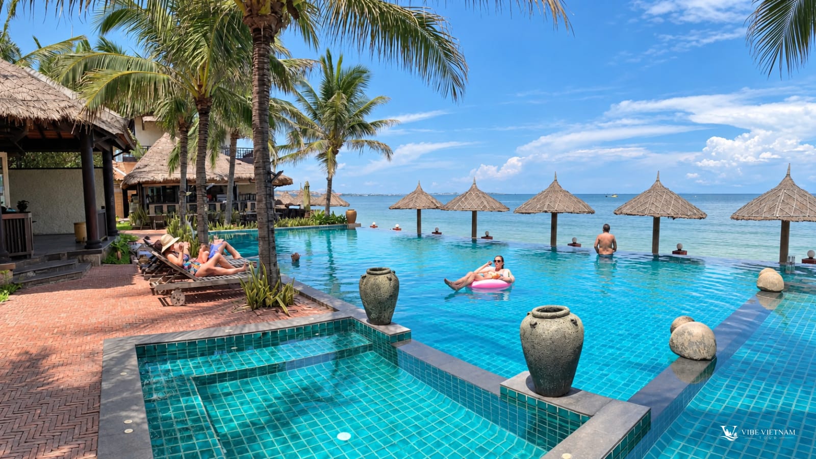 Du khách thư giãn bên hồ bơi vô cực hướng biển tại resort Mũi Né