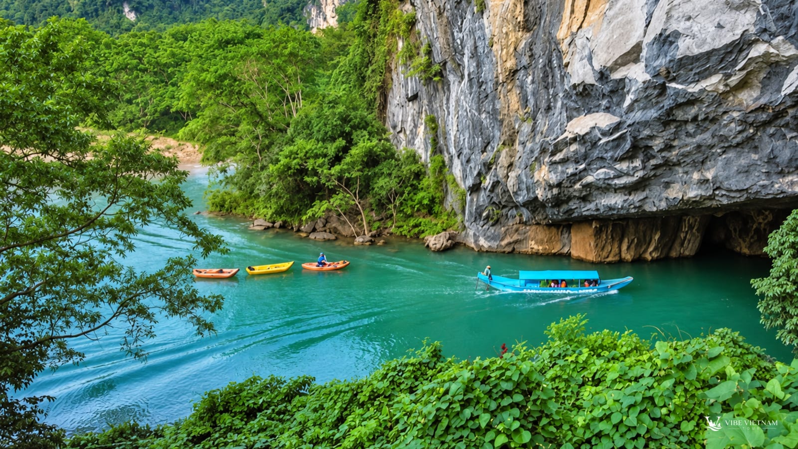 Thuyền xuôi dòng sông Son giữa vách núi đá vôi và rừng xanh Phong Nha
