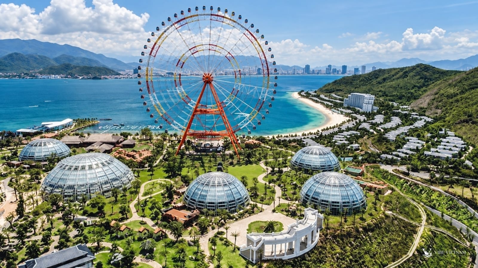 Toàn cảnh VinWonders Nha Trang với vòng quay khổng lồ bên vịnh biển xanh