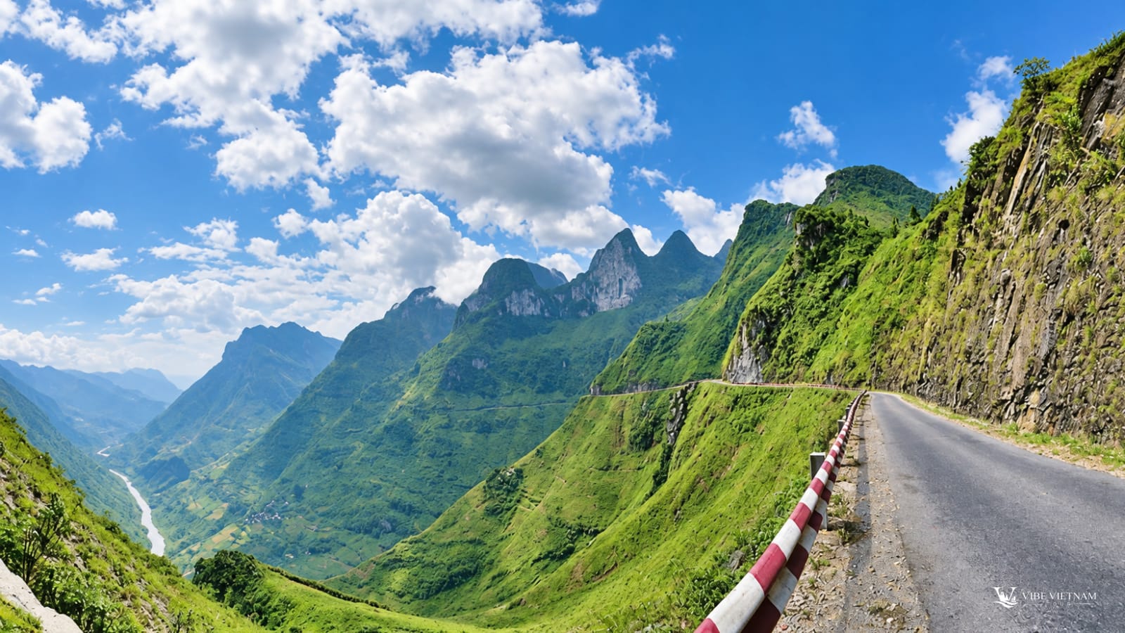 Đường đèo Mã Pí Lèng uốn lượn giữa núi đá vôi xanh thẳm Hà Giang