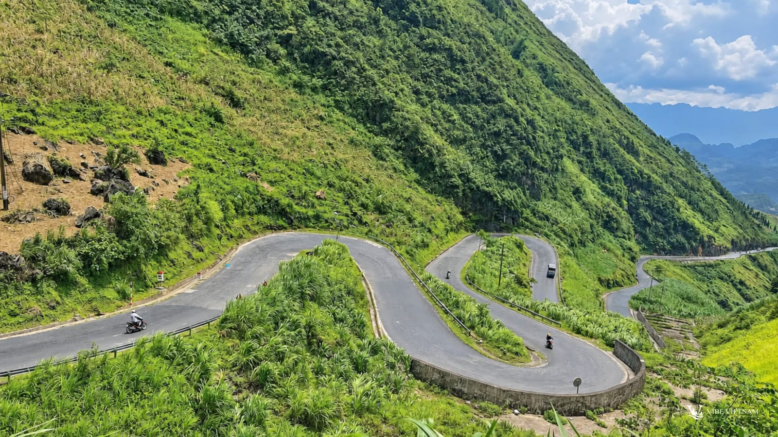 Xe máy uốn lượn trên cung đường đèo quanh co giữa núi rừng Hà Giang
