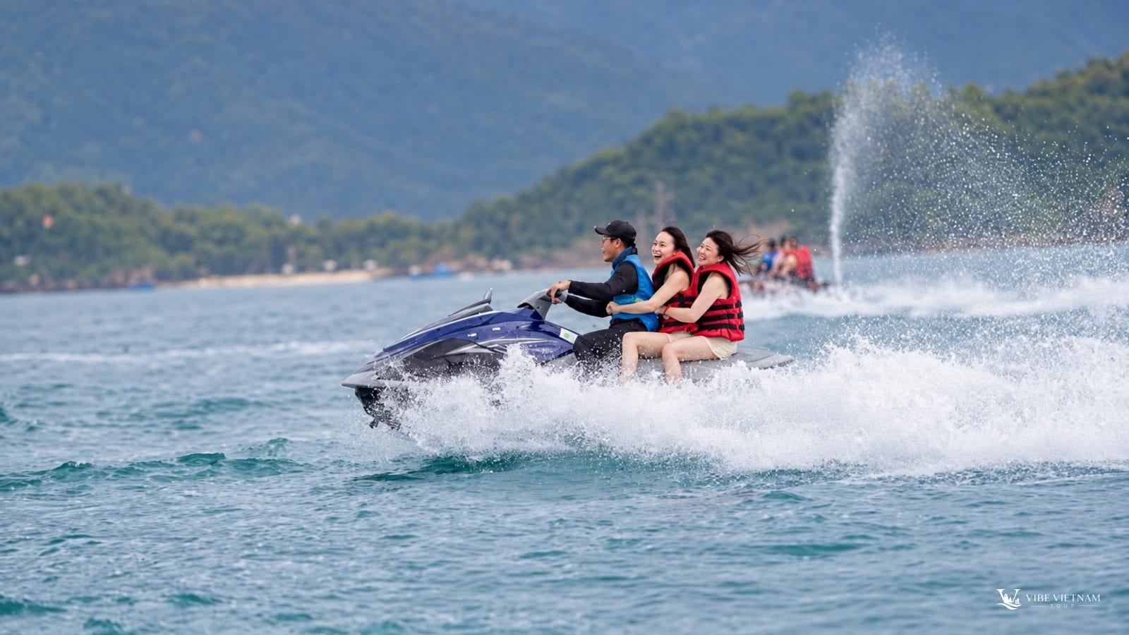 Du khách phấn khích lái mô tô nước trên vịnh biển Nha Trang xanh biếc