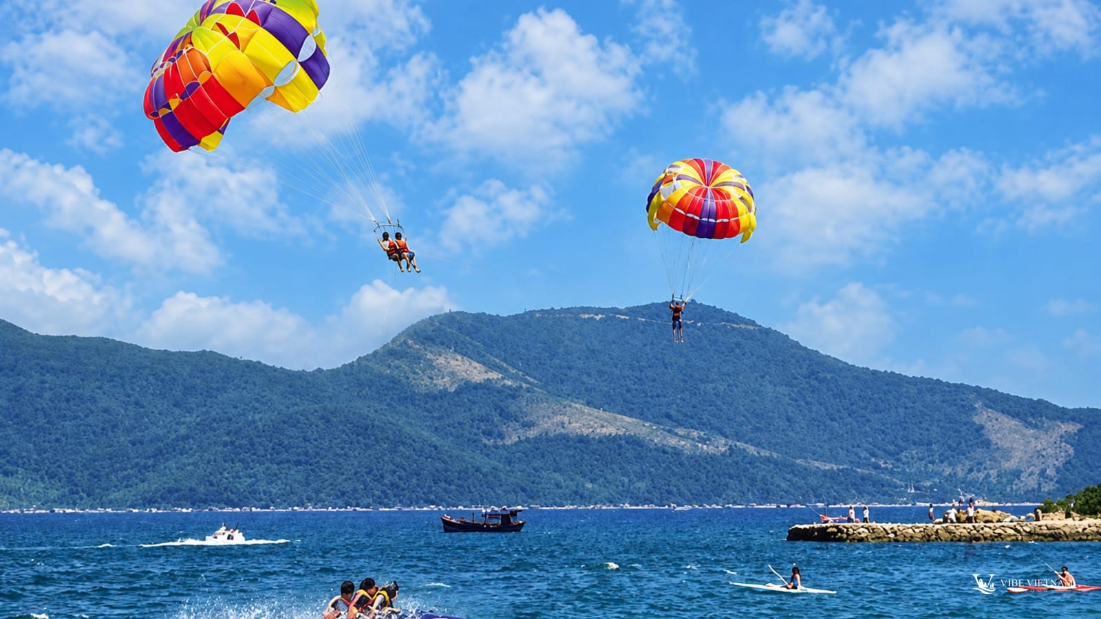 Dù lượn rực rỡ sắc màu trên vịnh Nha Trang, cano cao tốc lướt sóng