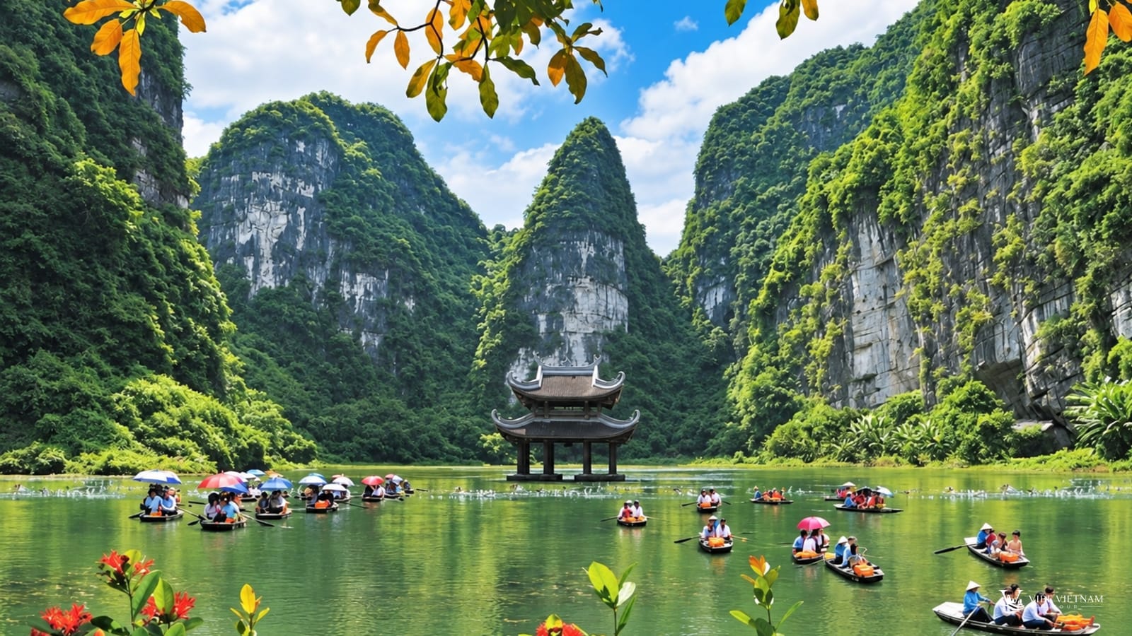 Du khách ngồi thuyền nan xuôi dòng nước xanh giữa núi đá vôi Tràng An