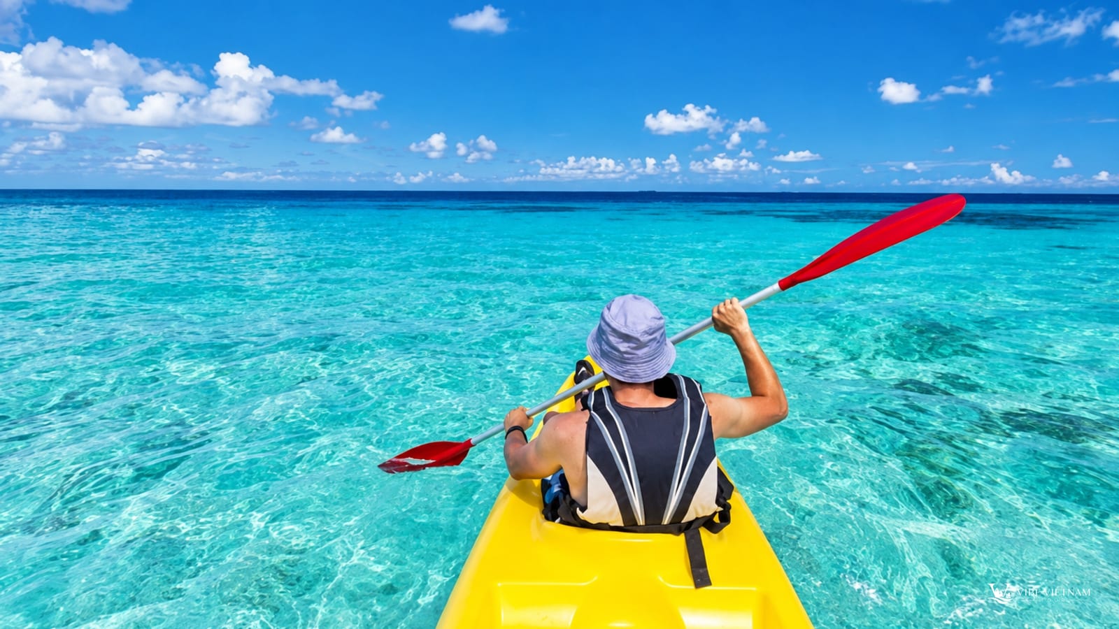 Du khách chèo kayak vàng trên làn nước biển xanh trong ở Phú Quốc