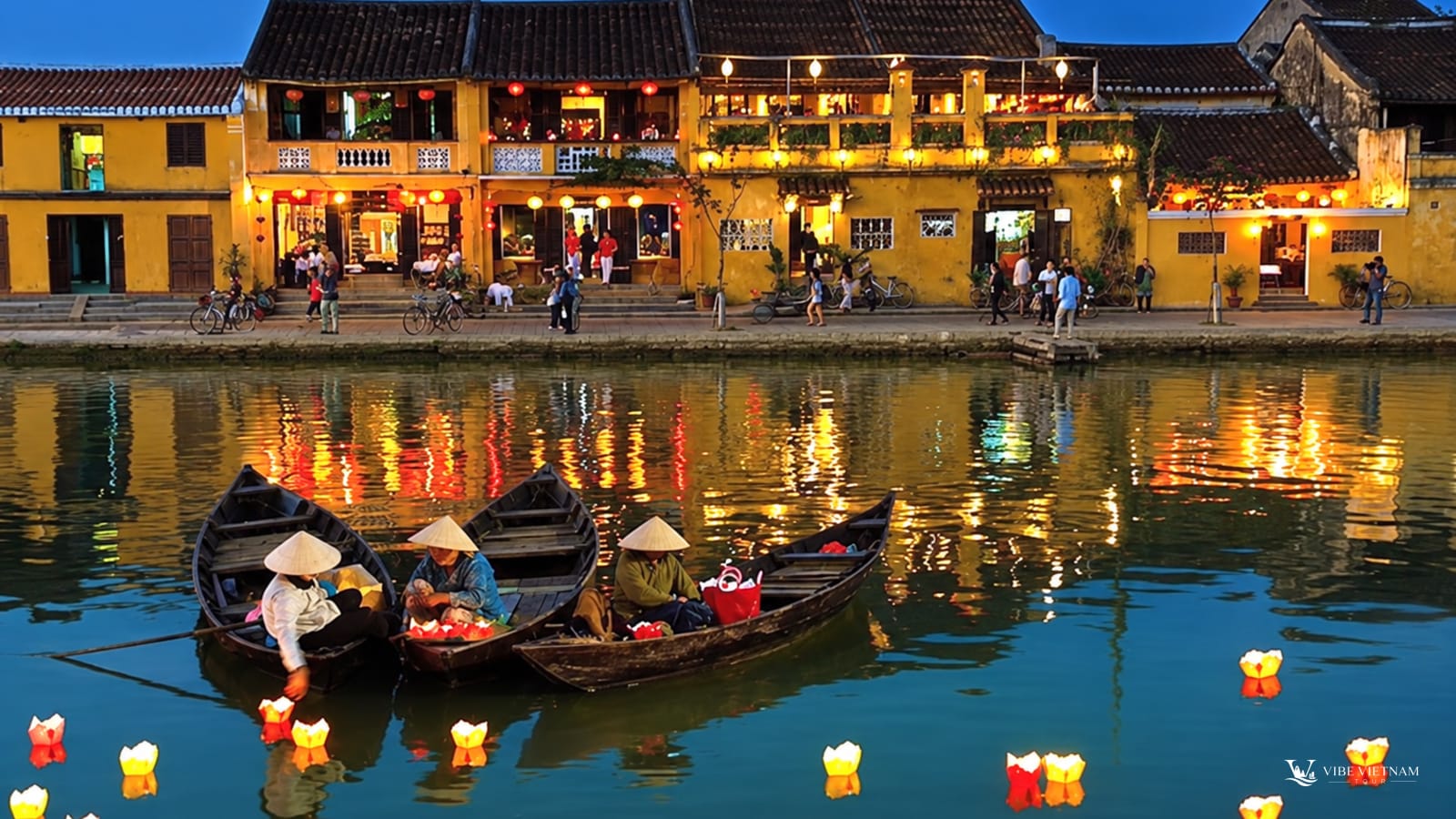 Thuyền gỗ và đèn hoa đăng trên sông Hoài, phố cổ Hội An về đêm