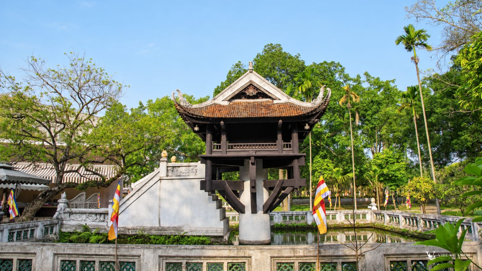 Chùa Một Cột cổ kính soi bóng bên hồ nước trong khuôn viên Hà Nội