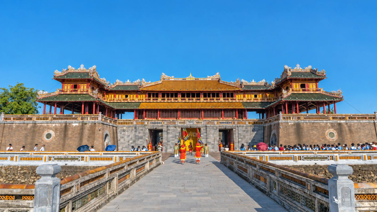 Cổng Ngọ Môn Đại Nội Huế với lầu Ngũ Phụng và cầu đá dẫn vào hoàng thành