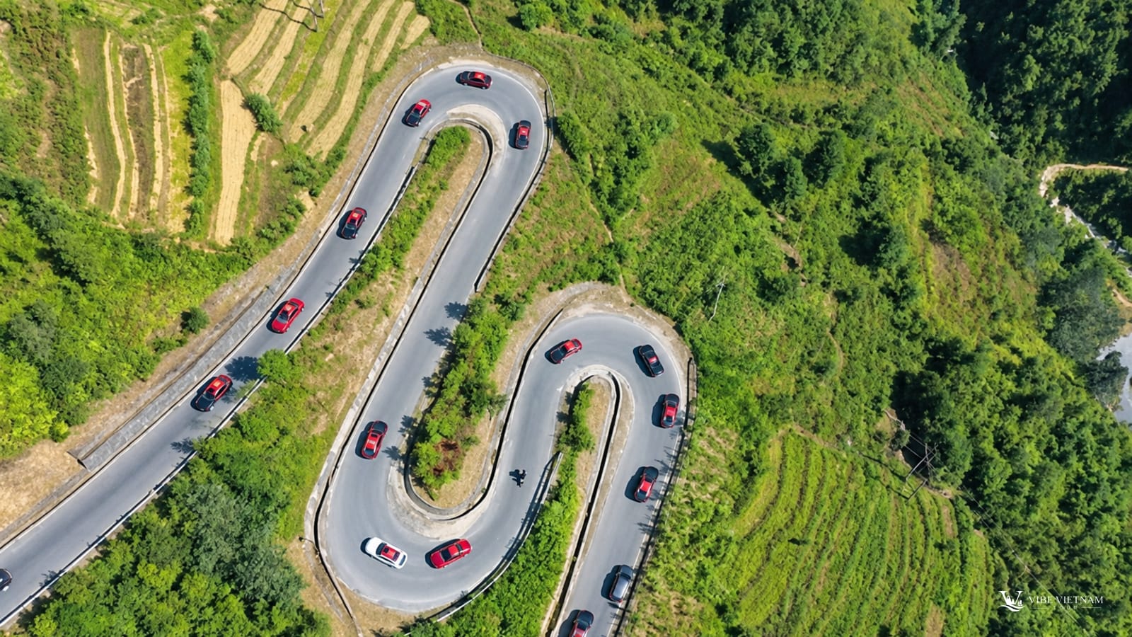 Đoàn xe uốn lượn qua những khúc cua tay áo của Đèo Mã Pì Lèng, Hà Giang