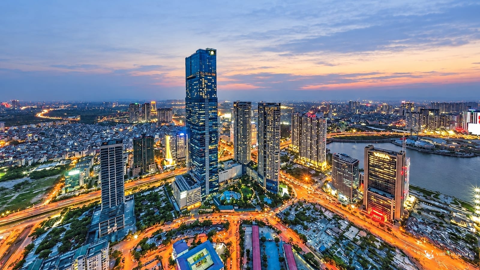 Thành phố Hà Nội lúc hoàng hôn với những tòa nhà cao tầng rực sáng