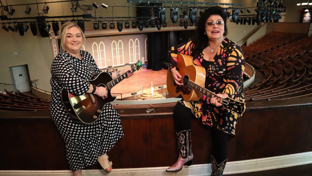 Nashville, seo muid ag teacht!