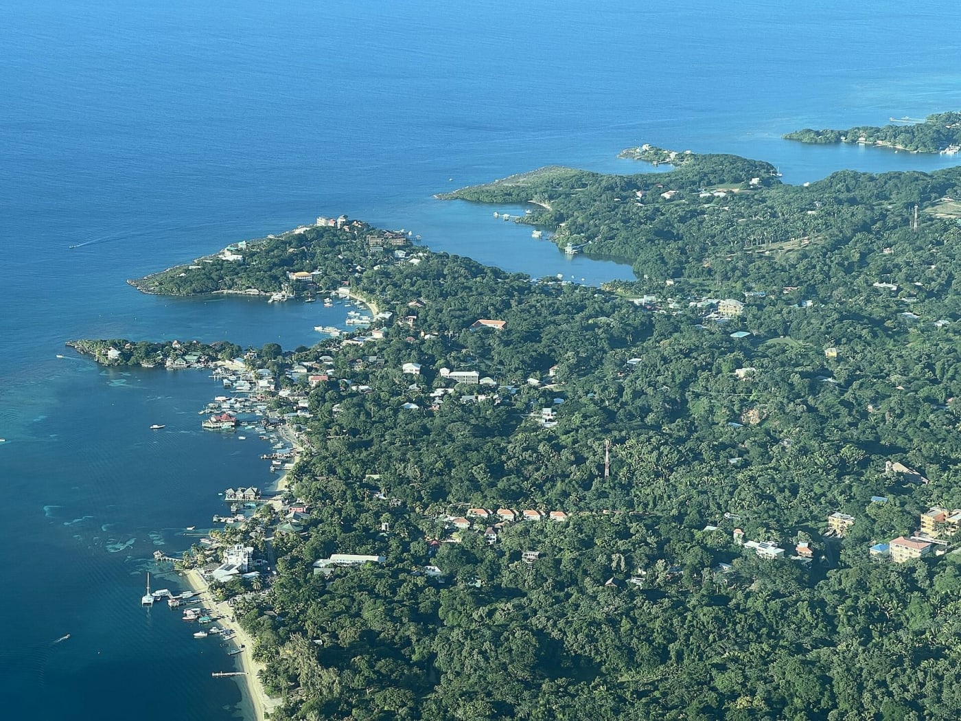 Vue aérienne de West End et de la côte boisée de l'île de Roatán, Honduras