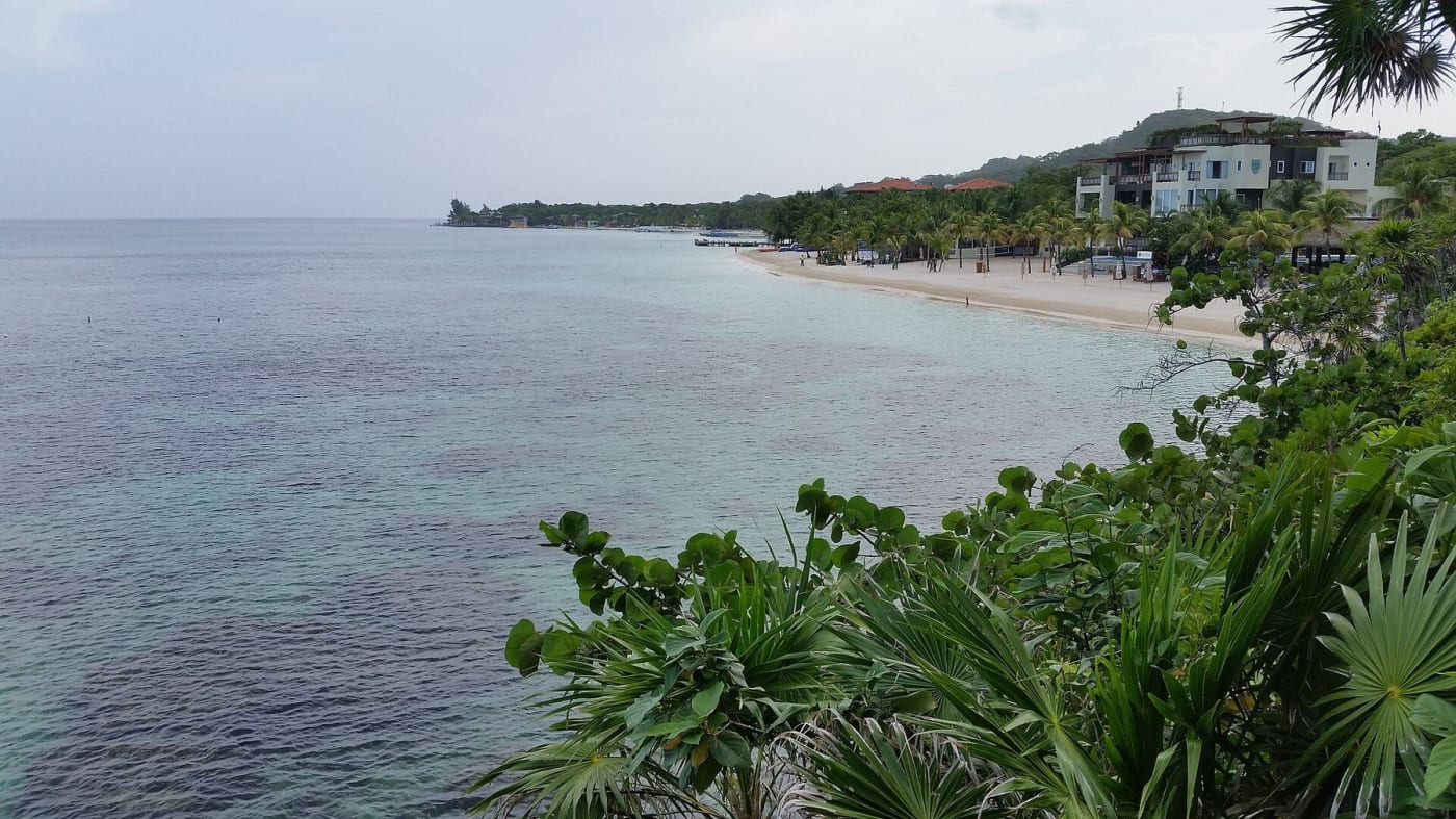 Côte de West Bay et eaux des Caraïbes à Roatán, Honduras