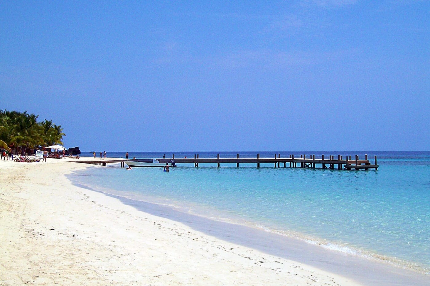 Plage de sable blanc et ponton de West Bay sur l'île de Roatán, Honduras