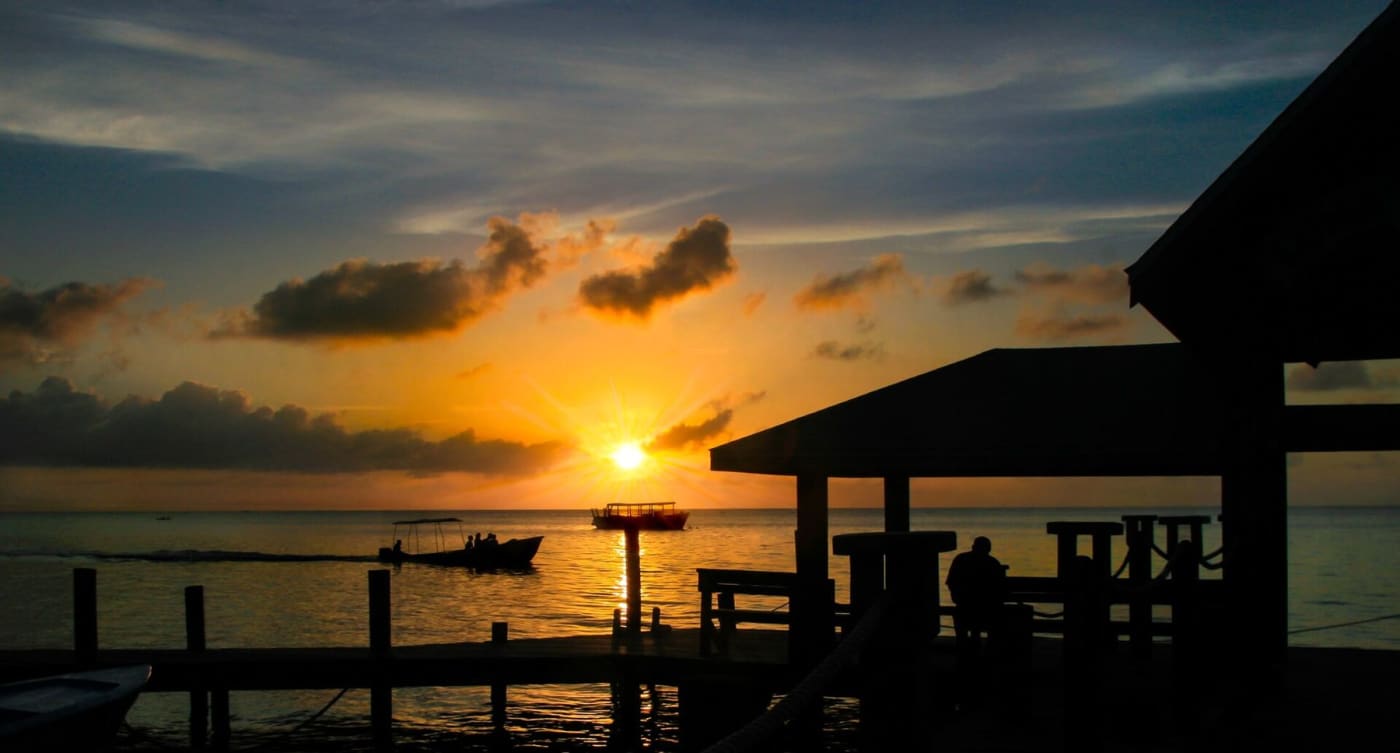 Coucher de soleil sur la mer des Caraïbes depuis un ponton de Roatán, Honduras