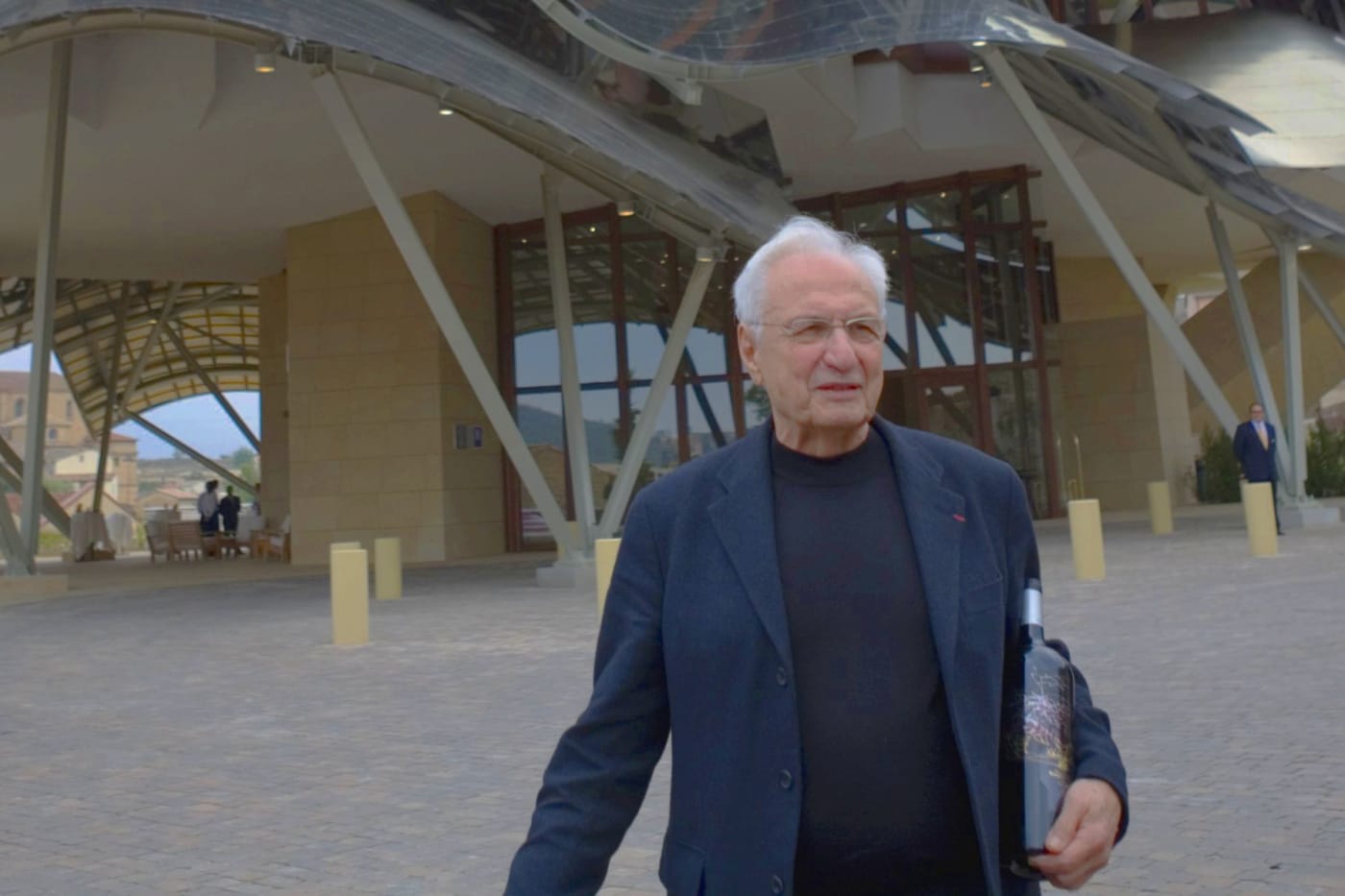 Frank Gehry devant l'hôtel Marqués de Riscal le jour de l'inauguration, le 10 octobre 2006
