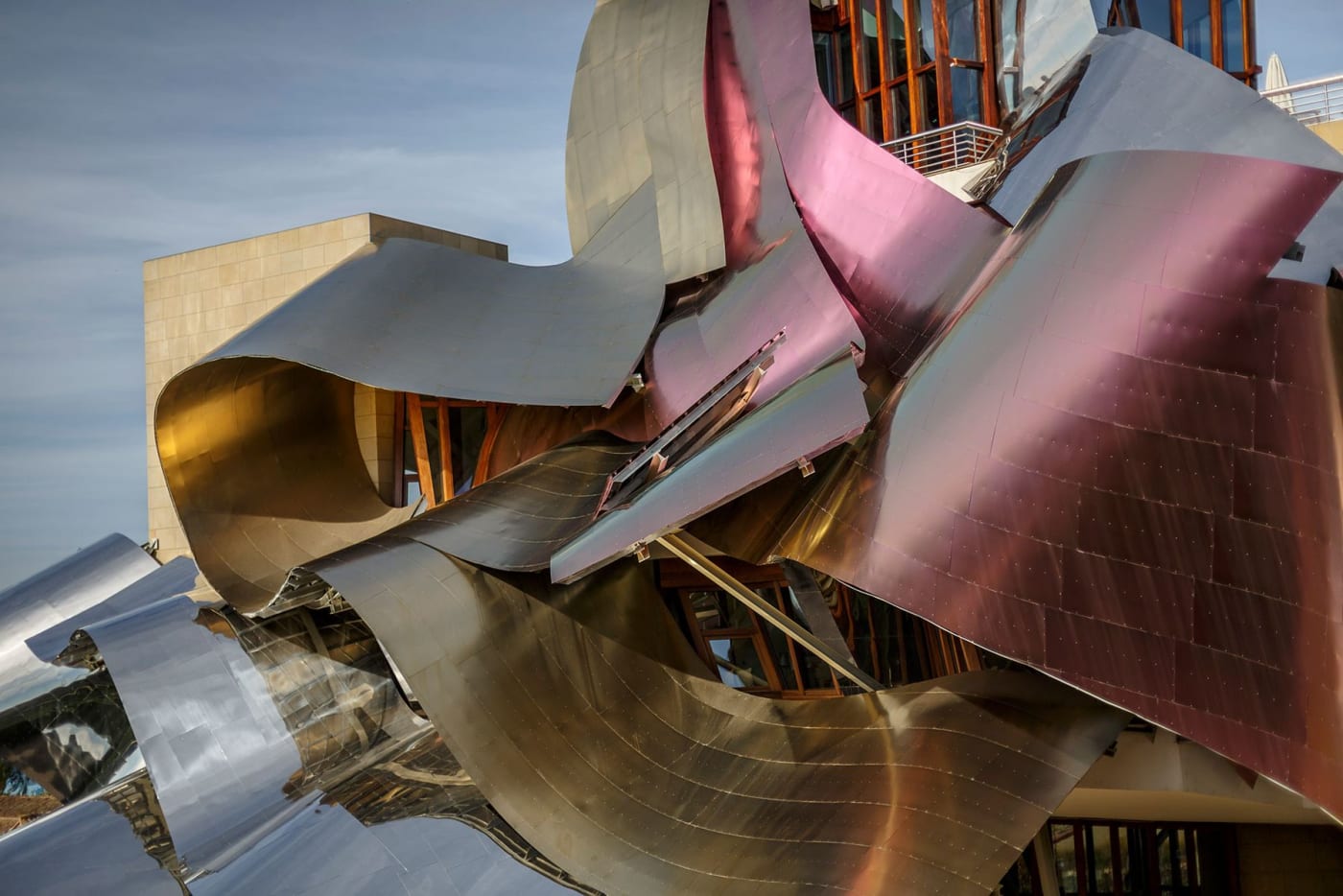 Les rubans de titane aux tons vin, or et argent de l'hôtel Marqués de Riscal