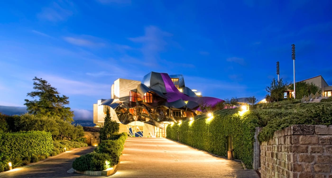 L'allée éclairée menant à l'hôtel Marqués de Riscal au crépuscule