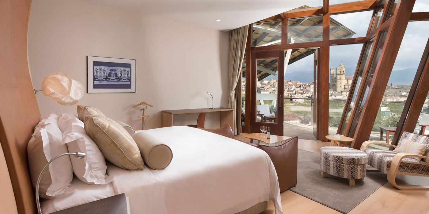 Une suite Gehry de l'hôtel Marqués de Riscal avec baie vitrée ouverte sur Elciego