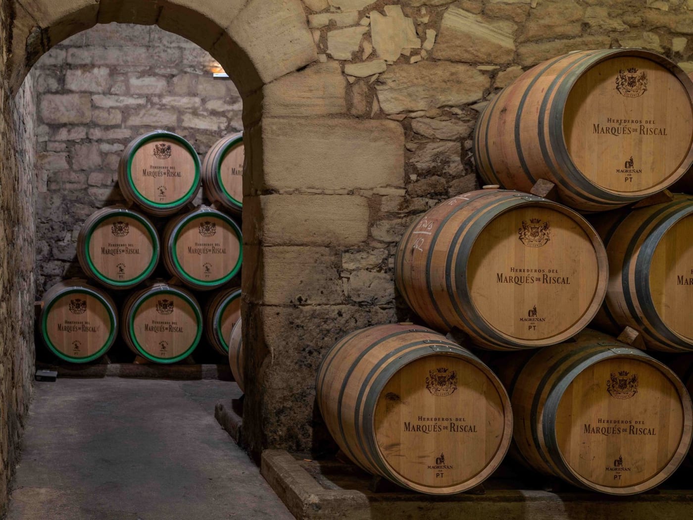 Barriques dans le chai historique de la bodega Marqués de Riscal à Elciego
