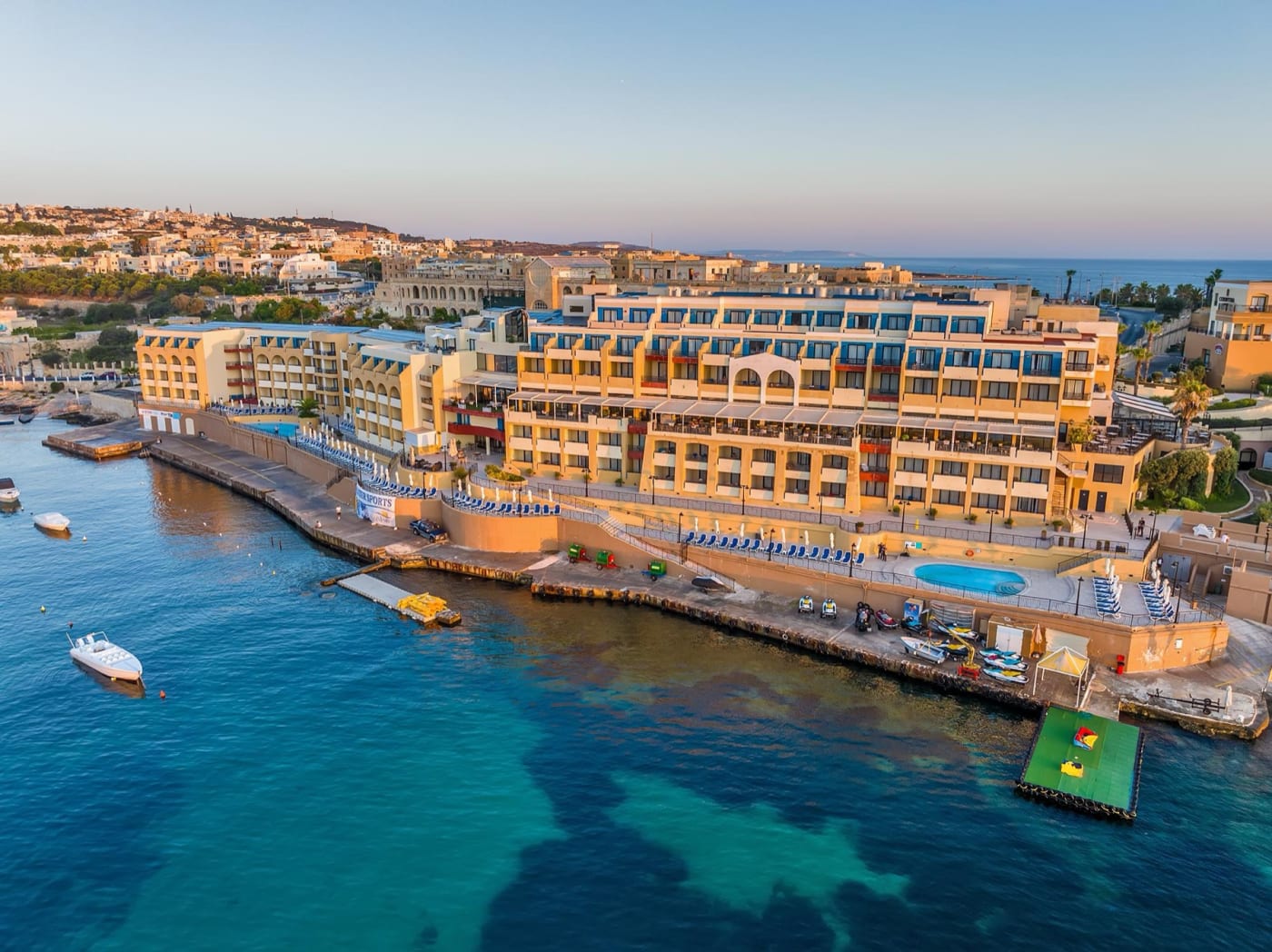 Luftaufnahme des Verdi St. George's Bay Marina an der St. George's Bay in St Julian's, Malta