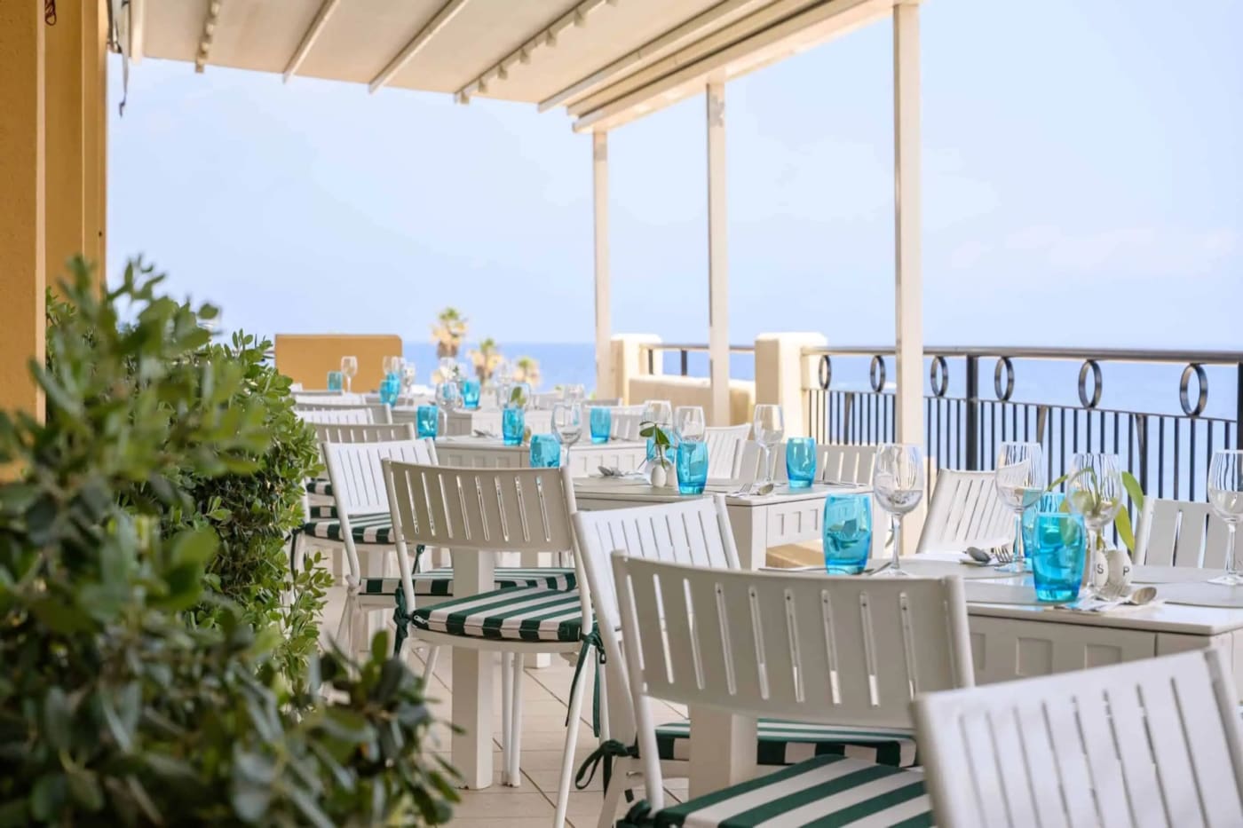 Restaurantterrasse mit Meerblick im Verdi St. George's Bay Marina, Malta