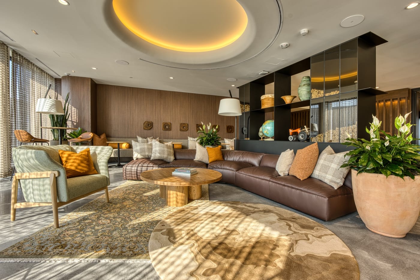 O lounge do lobby do The Clayfield em Niagara-on-the-Lake, em tons terrosos