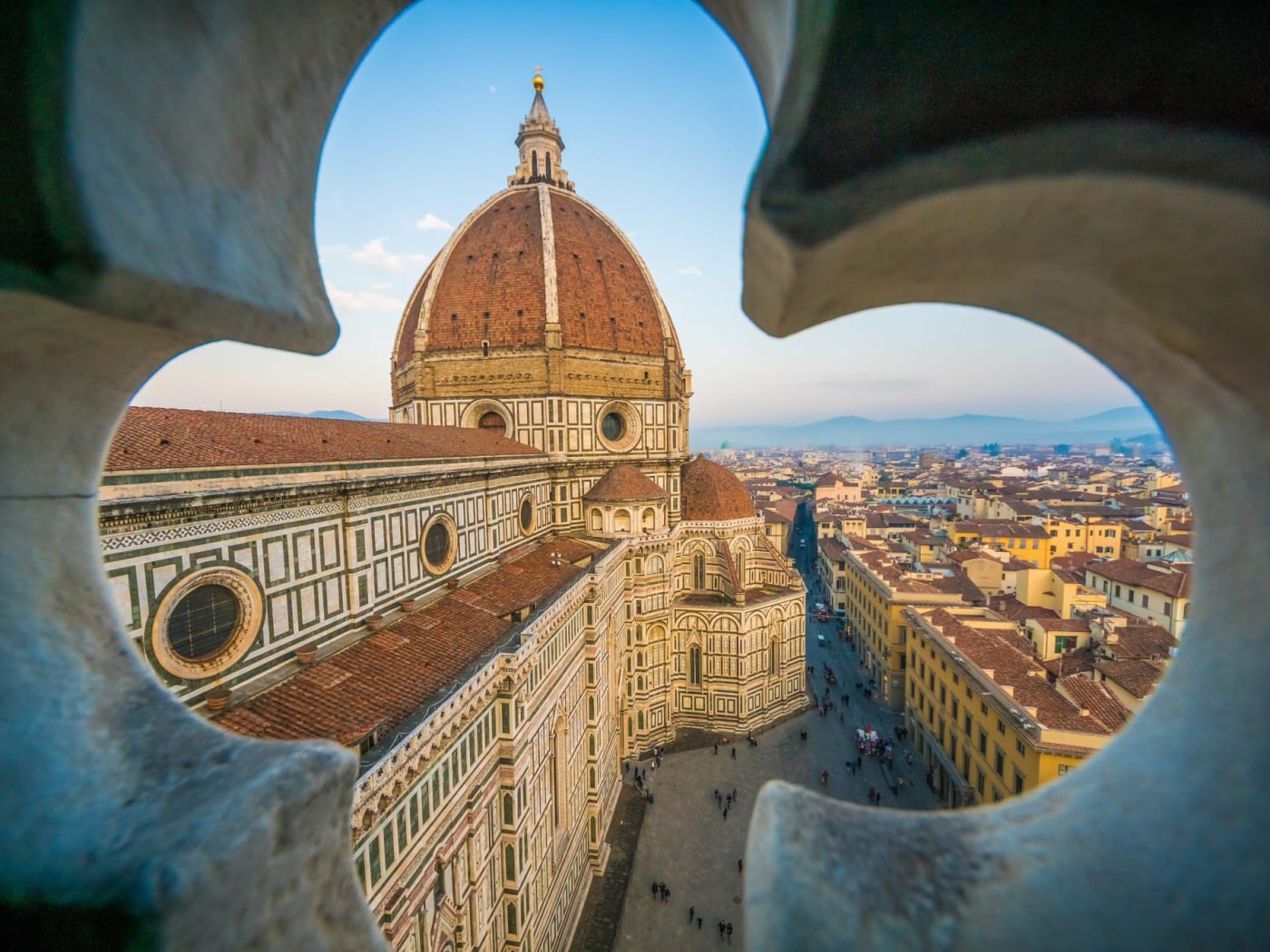 Le Duomo de Florence vu à travers une ouverture du campanile de Giotto, visuel du salon AURA