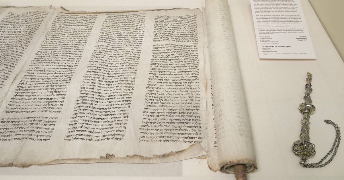 Scribing the Tabernacle: A Visual Midrash Embedded in the Torah Scroll 