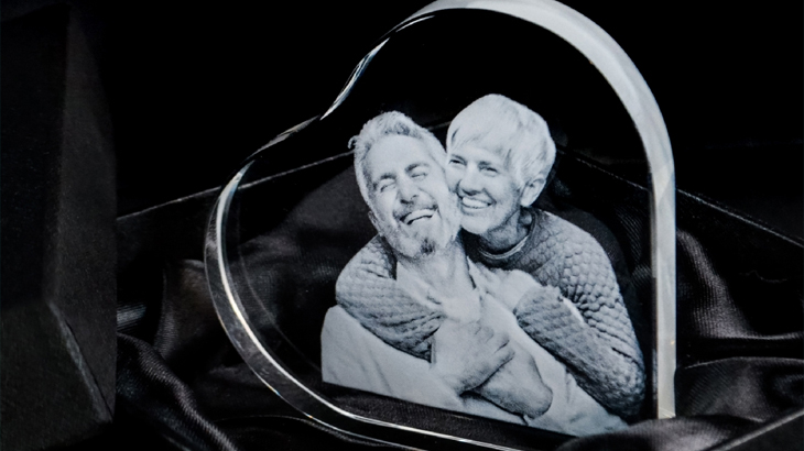 2D engraved photo crystal heart, perfect for anniversary gifts, romantic keepsakes, and special occasions