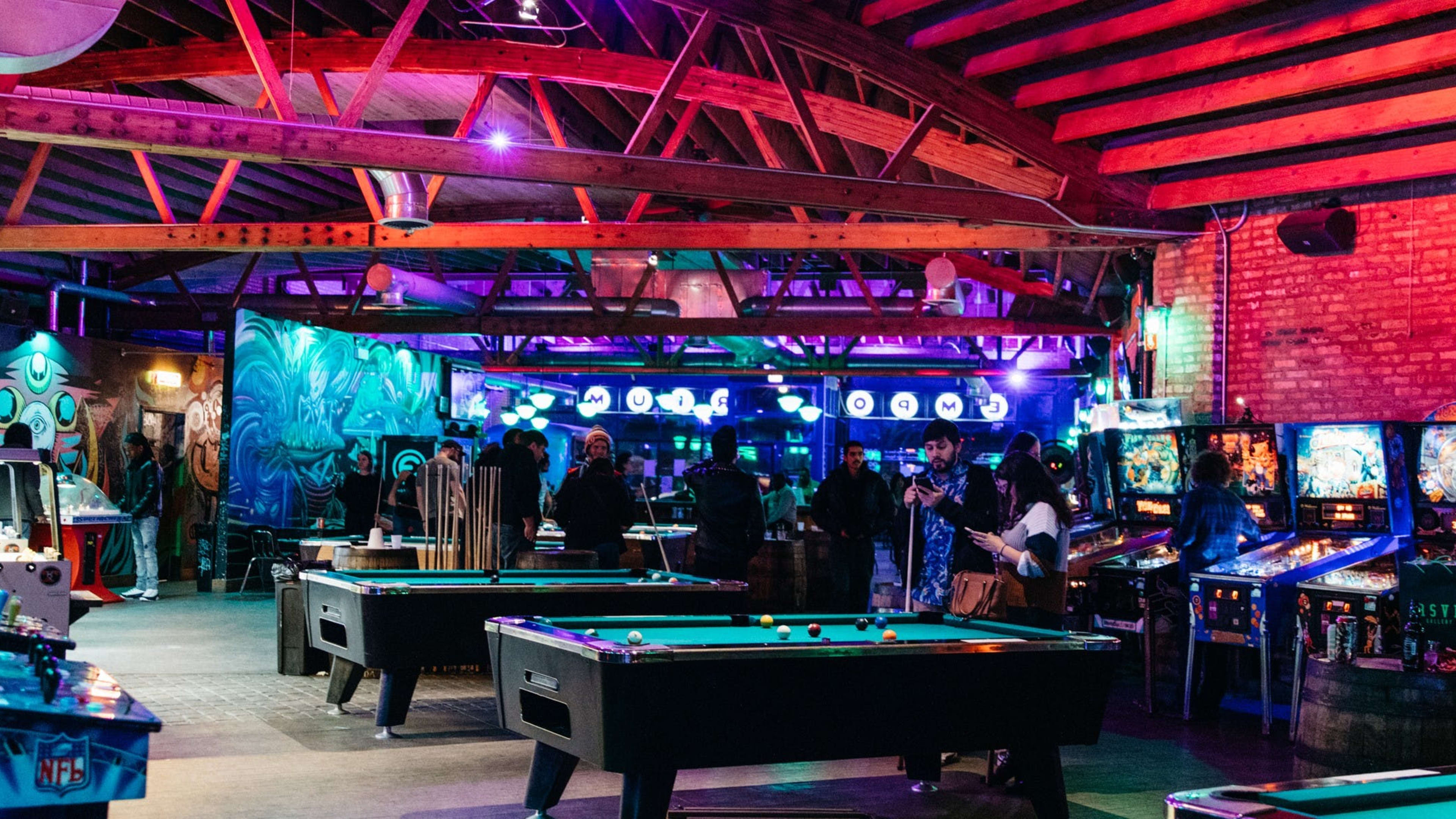 10 Great Chicago Bars With Indoor Activities image