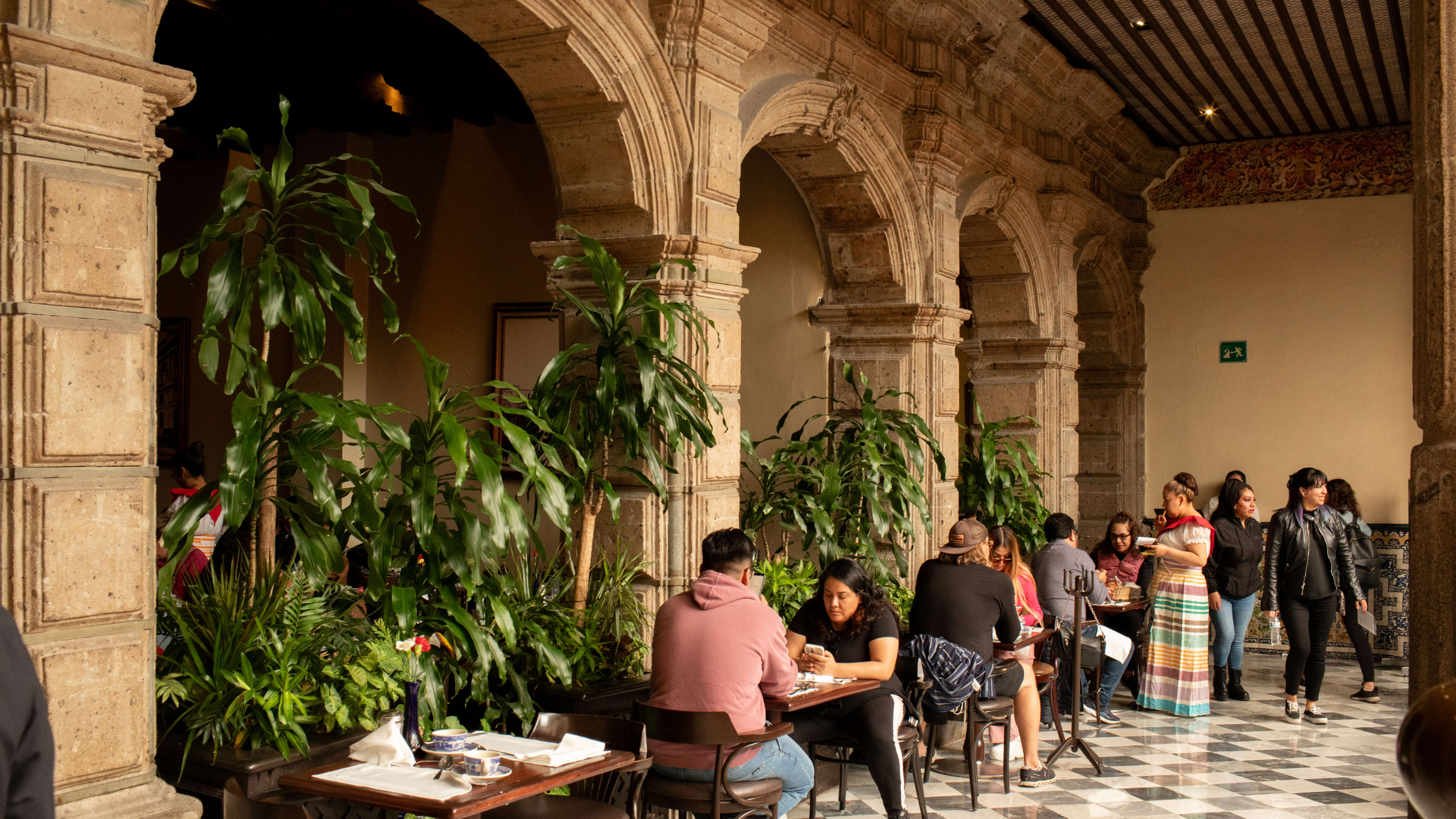 The interior courtyard of the restaurant inside Sanborns de los Azulejos