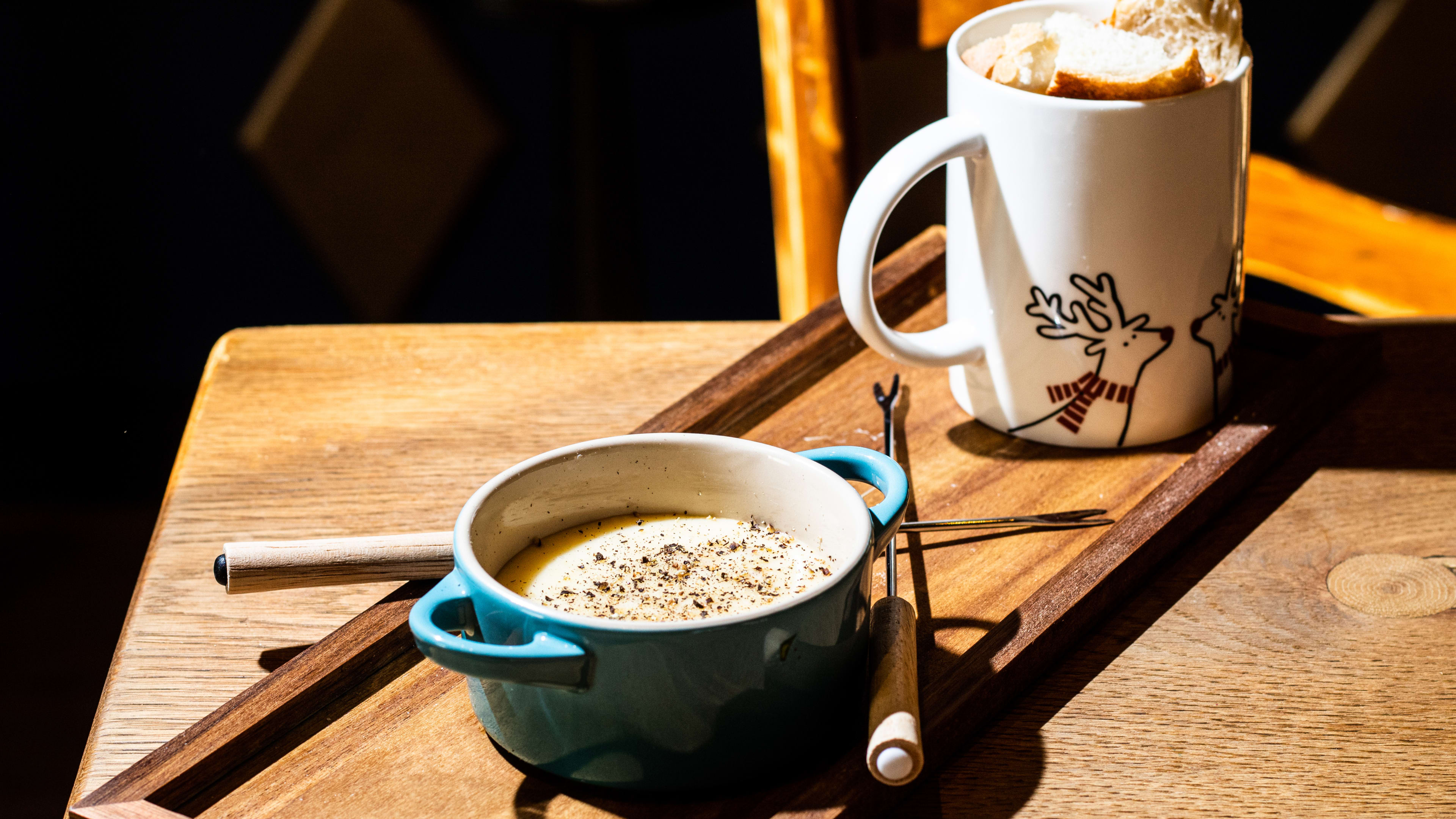 cheese fondue pot with mug of bread cubes