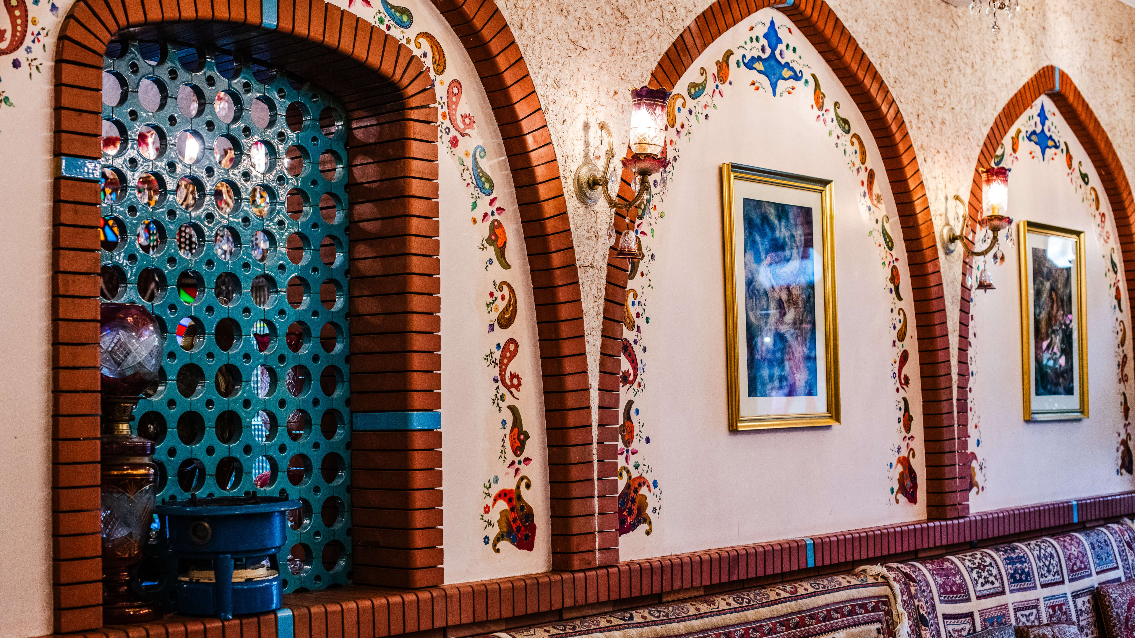 painted arches on the walls at Mahdi.