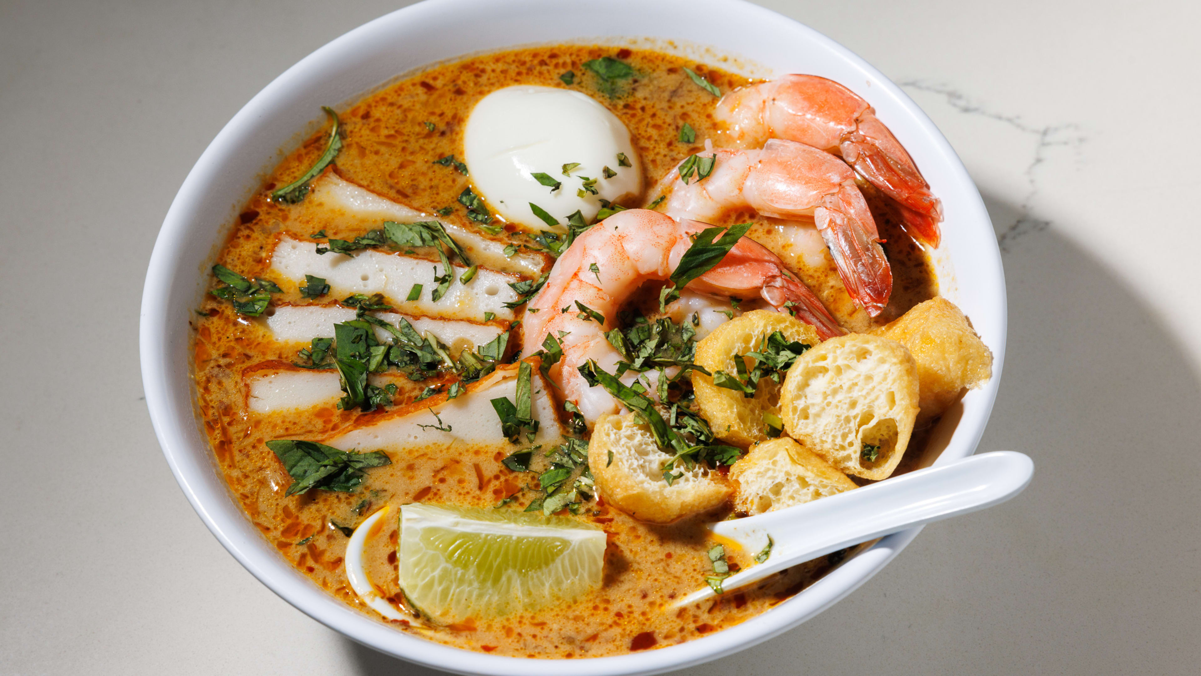 A white bowl of nyona laksa.