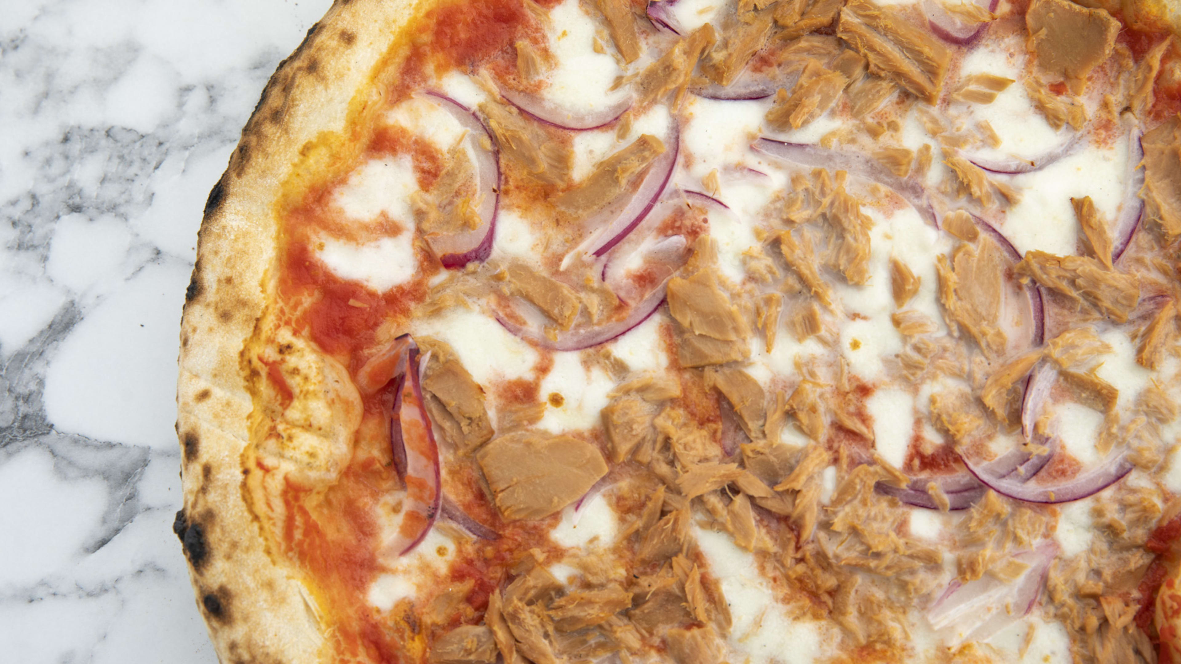 A tuna and red onion pizza at Terún in Palo Alto.