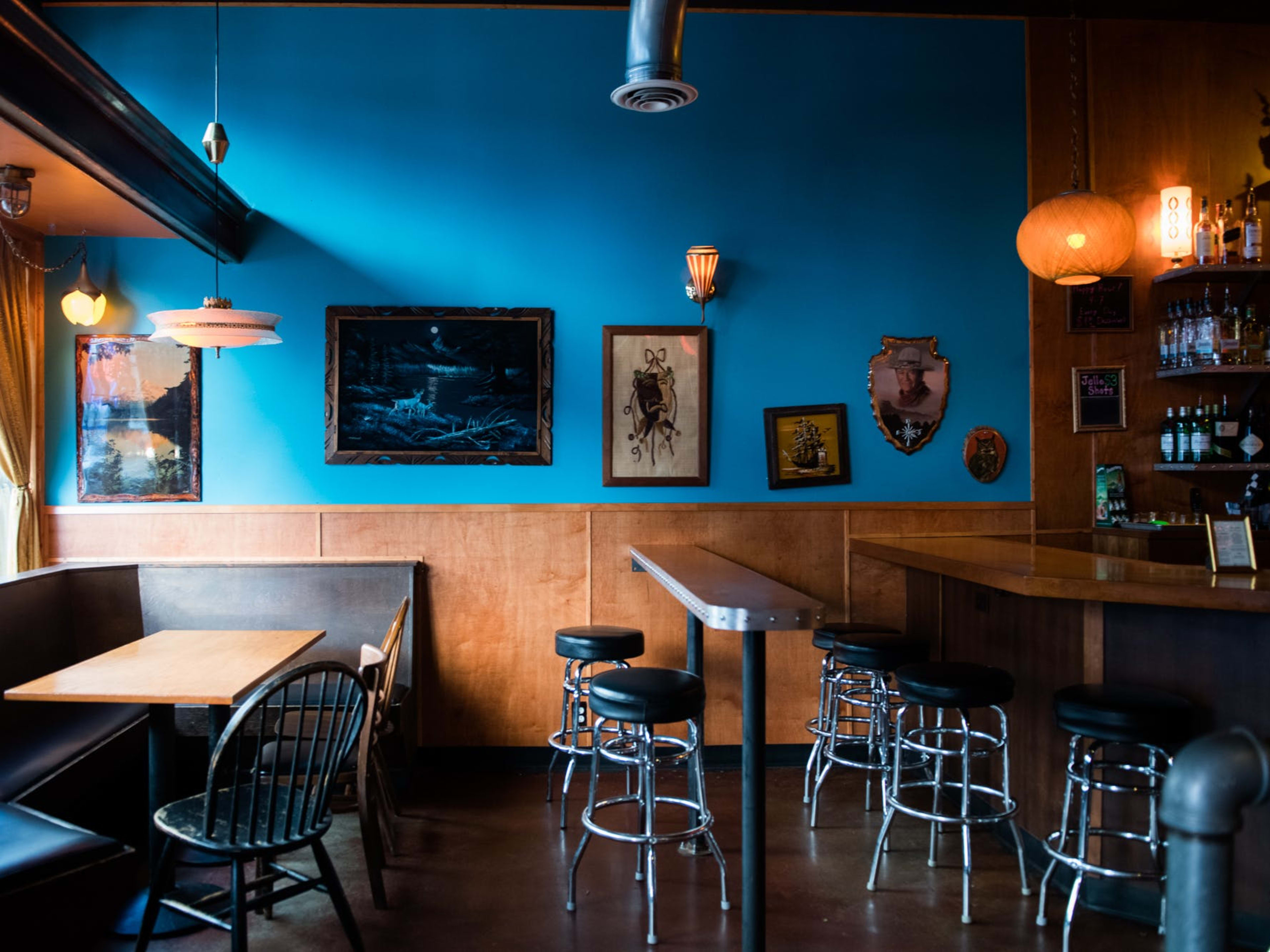 11 Dive Bars With Great Food Seattle The Infatuation