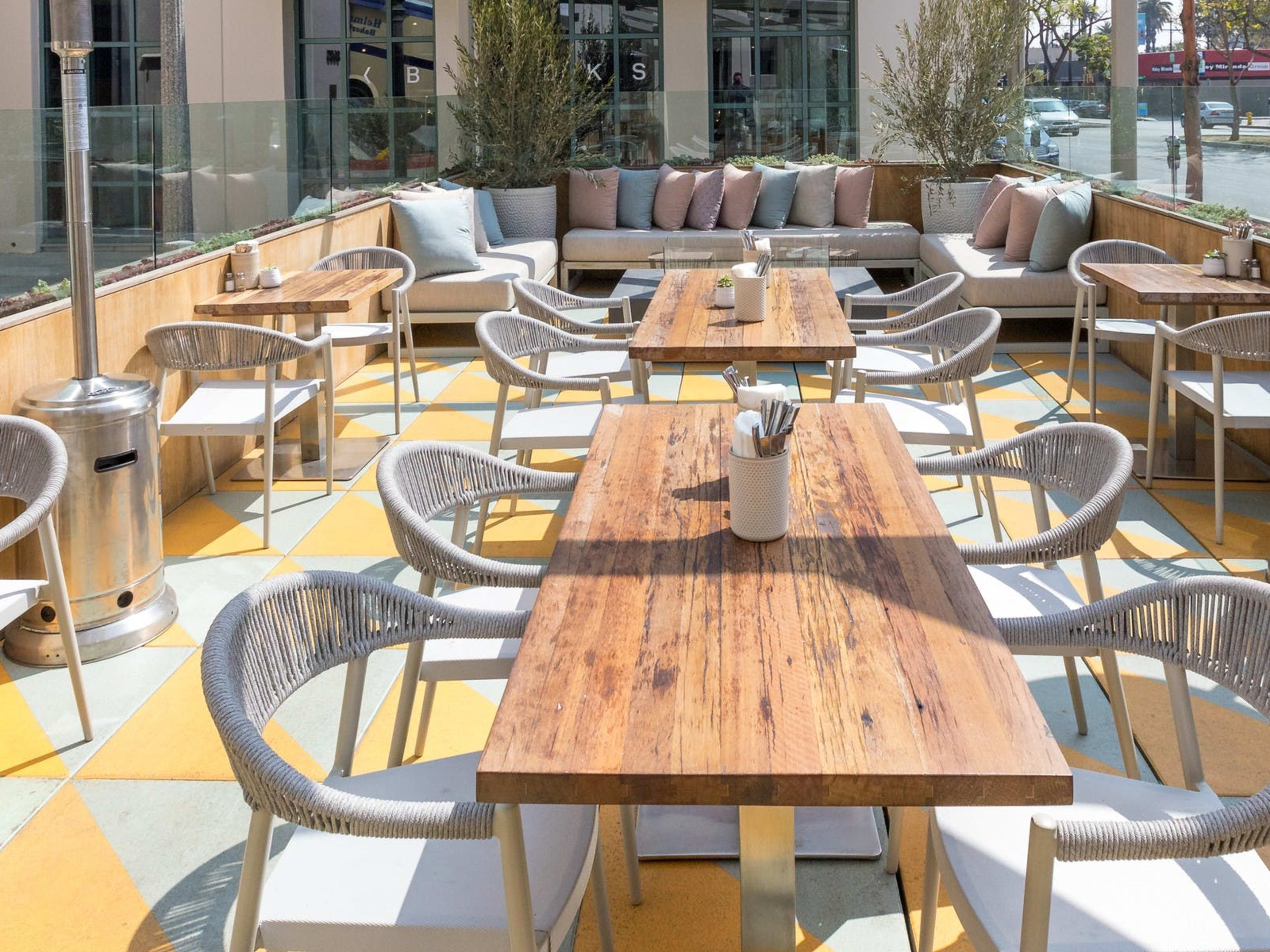 The Dinner And A Movie Guide Where To Eat Near 12 Theaters Los